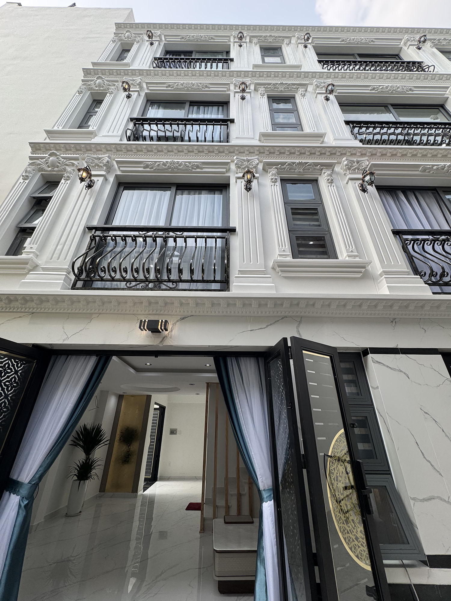 Biệt thự mini 3 lầu, t.kế Tân Cổ Điển, Full n.thất, hẻm ôtô Cầm Bá Thước - Cạnh Phố Ẩm Thực PXLong